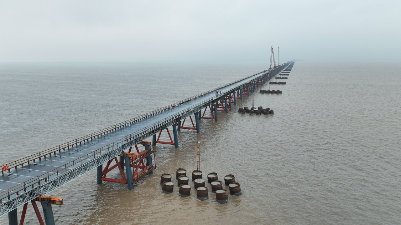 变海上造桥为陆上造桥 杭州湾跨海铁路桥南引桥栈桥贯通