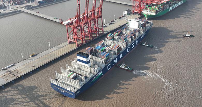 全球首艘、世界最大！海上"绿色带货王"首靠宁波舟山港