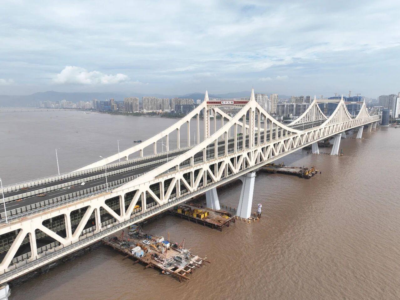 人车轨同跨飞云江