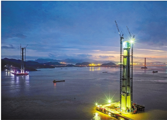 甬舟铁路工程迎着朝霞施工正酣