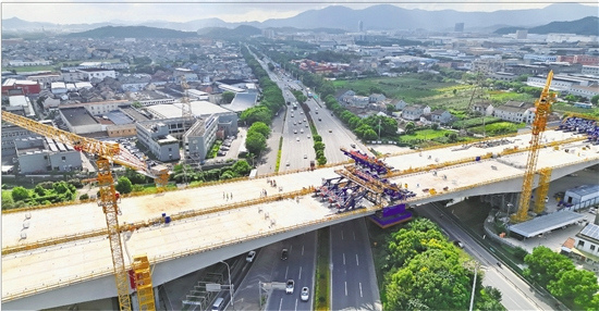 杭甬复线宁波三期项目跨G329国道连续梁桥合龙